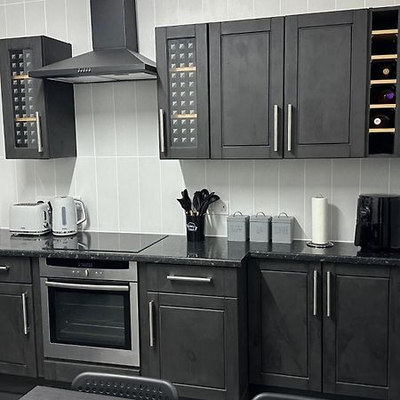 Modern 2 Bed Near Turf Moor Football Stadium, Parks, Canal And Lake Burnley Buitenkant foto
